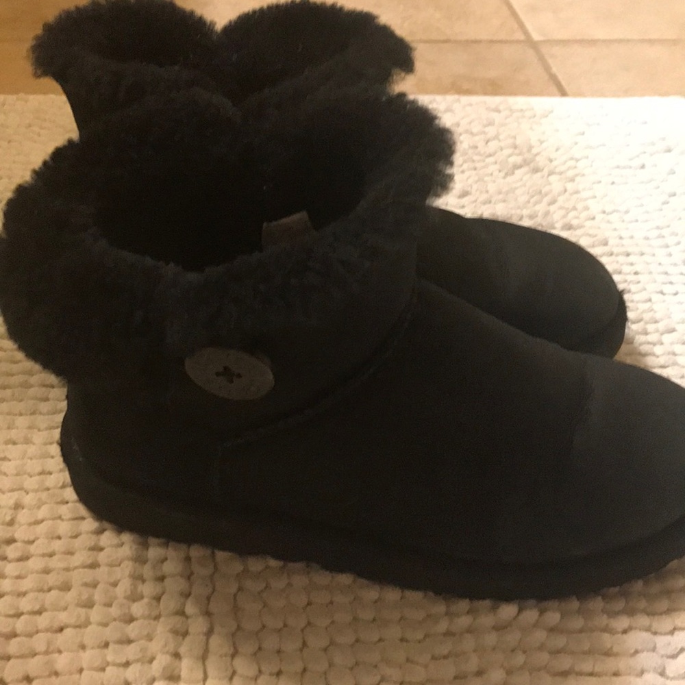 Short black uggs bailey button boots with ugg box